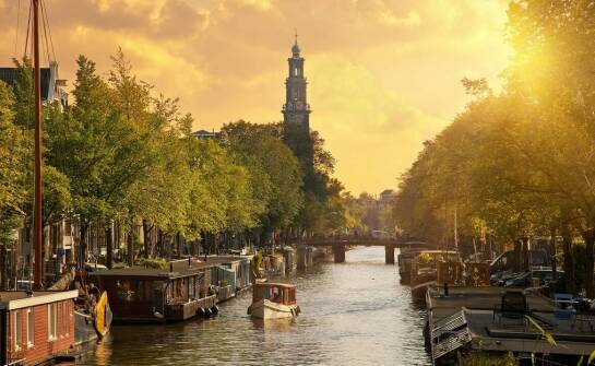 Dlaczego warto wybrać się na wycieczkę do Pragi z rejsem i obiadem?