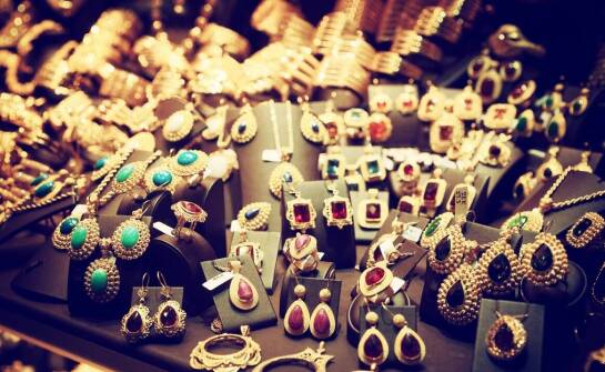 Indyjska biżuteria w stylu boho – jak ją nosić na co dzień?