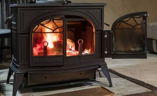 Jakie są zalety stosowania żeliwnych rusztów do pieca kaflowego o wymiarze 32 cm?