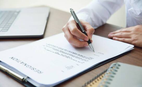 Porównanie dwujęzycznych i standardowych umów o pracę – jakie są różnice?