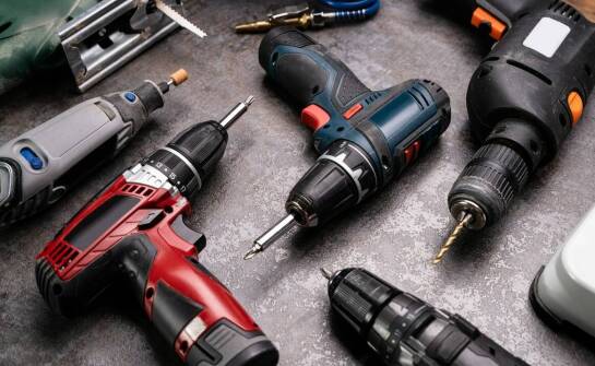 Zalety korzystania z elektronarzędzi przy pracach remontowych