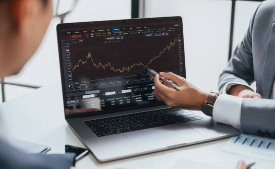 W jaki sposób zaawansowane algorytmy wpływają na skuteczność tradingu na rynku Forex?