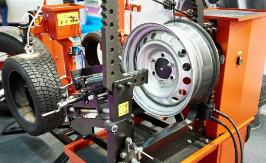 Jak montażownica do ciężarowych kół może zwiększyć produktywność Twojego warsztatu?