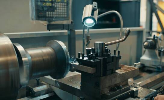 Nowoczesne maszyny CNC i ich wpływ na rozwój metalowego przemysłu