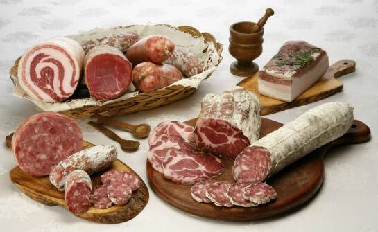 Zakład przetwórstwa mięsnego: jakie wędliny warto spróbować?