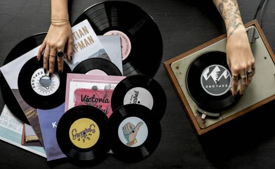 Kasety magnetofonowe a kultura lat 80-tych – powrót do dźwięku analogowego