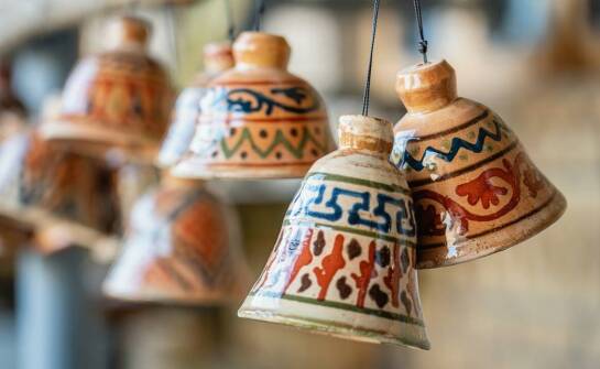 Jakie motywy i wzory są najpopularniejsze w ozdobnych wieszakach?