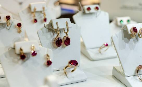 Jak przechowywać rubinowy naszyjnik, by zachować jego piękno na lata