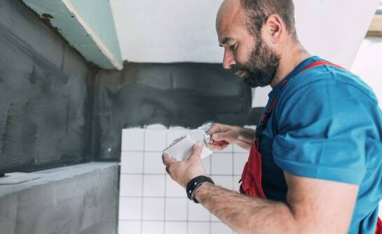 Czy warto zlecić układanie płytek w łazience dla fachowców?