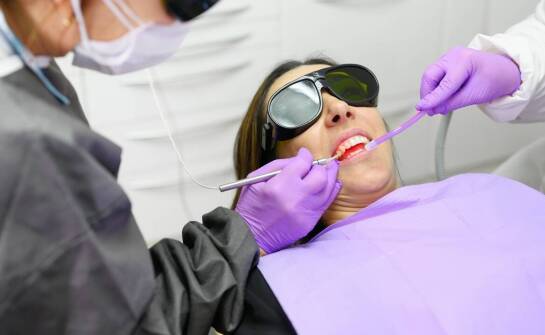 Jakie są zalety laseroterapii przy leczeniu chorób przyzębia?