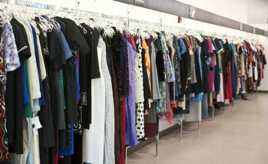 Jakie sukienki są dostępne w ofercie na stoisku BB?