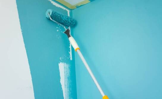 Porównanie różnych metod do czyszczenia ścian z resztek kleju po taśmie