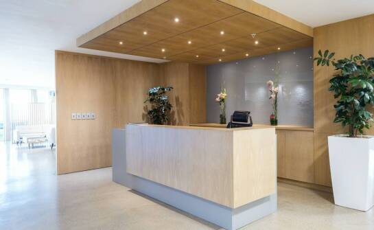 Jak meble wiśniowe mogą odmienić wygląd recepcji?