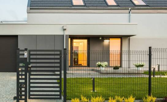 Palisadowe ogrodzenia – dlaczego warto je wybrać dla swojej posesji?
