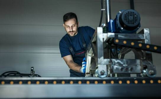 Jak montaż i uruchomienie maszyn pakujących wpływa na ciągłość pracy?