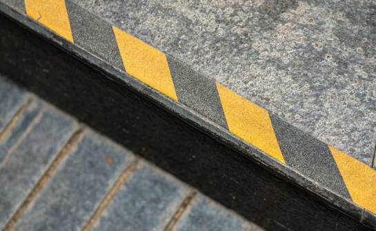 Jak montaż płaskich odbojnic ściennych wpływa na bezpieczeństwo pracy?