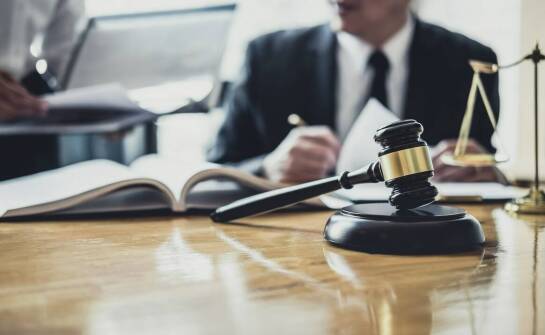 Jakie są prawne wyzwania związane z dziedziczeniem i jak adwokat może pomóc je rozwiązać?