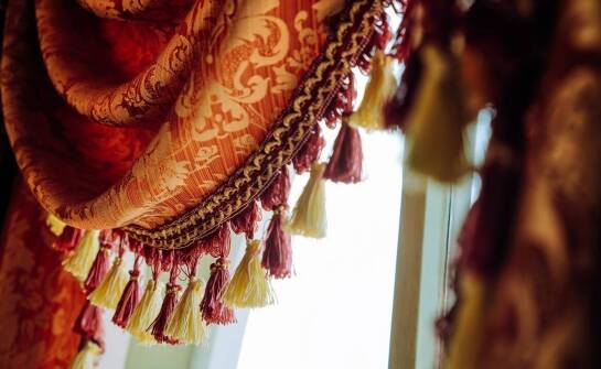 Aranżacje okien z wykorzystaniem tkanin wysokogatunkowych – co warto wiedzieć?