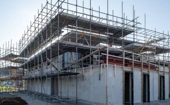 Szalunki z rur PCV – kluczowe korzyści dla budowlanych inwestorów