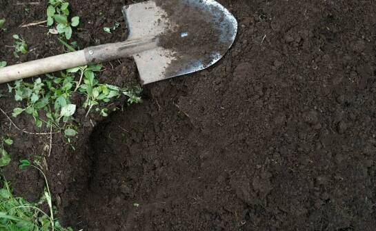 Jak skutecznie wykorzystać samochodową saperkę w podróży off-road?
