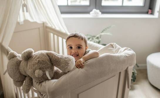 Jakie są kluczowe cechy bezpiecznego kinderbetu dla malucha?