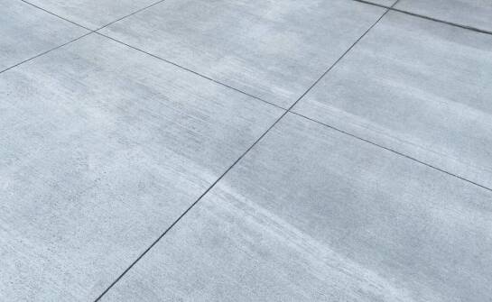 Praktyczne porady dotyczące pielęgnacji betonu architektonicznego na podłodze