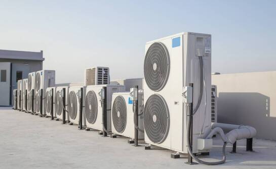 Jakie czynniki wpływają na wybór klimatyzacyjnych urządzeń?