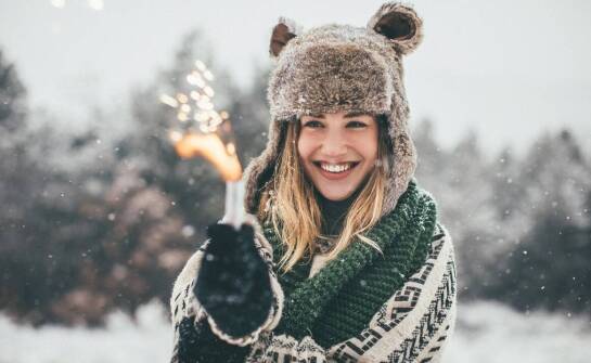 Jak czapka dla dziewczynki z pomponami może wpływać na jej stylizacje?