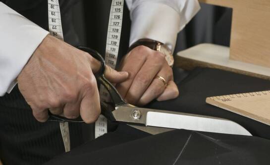 Jak krawiec dostosowuje garnitur do indywidualnych potrzeb klienta?