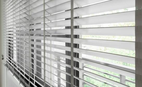 Alu-Jalousien im Schlafzimmer: Komfort und Eleganz