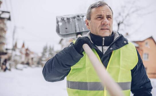 Wybór odpowiednich zimowych akcesoriów – sól drogowa i jej zastosowanie