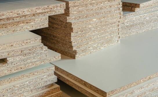 Dlaczego warto wybrać lekką sklejkę do produkcji wykończeniowych elementów?