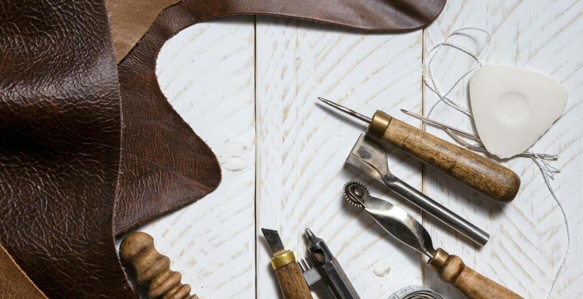 Jakie usługi introligatorskie są dostępne w antykwariacie do renowacji książek?