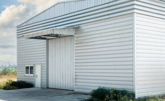 Jakie korzyści przynoszą stalowe hale w rolnictwie?