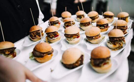 Firmowy catering: jak zadbać o estetykę i prezentację dań podczas wydarzeń