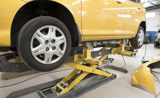 Jak optymalnie wykorzystać przestrzeń dzięki montażowi czterokolumnowego podnośnika?