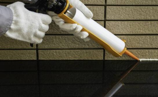 Czy warto inwestować w uszczelniacze do zbiorników wodnych o wysokiej odporności na chemikalia?