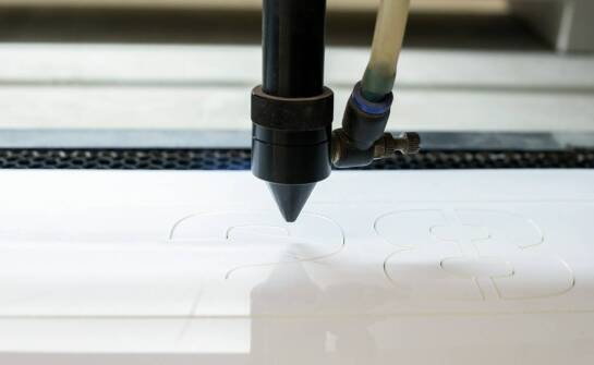 Jak cięcie plexi zmienia podejście do personalizacji wizualnych elementów?