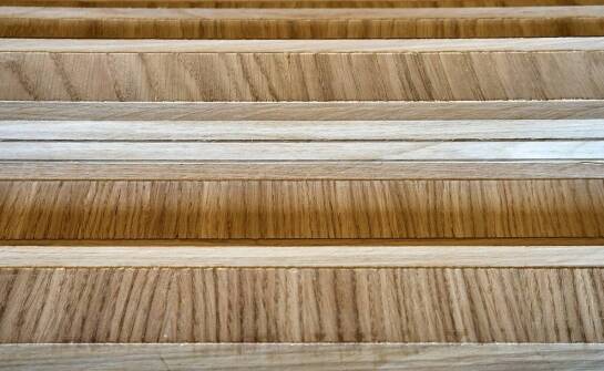 Jak drewniane barierki na schody wpisują się w koncepcję budownictwa ekologicznego?