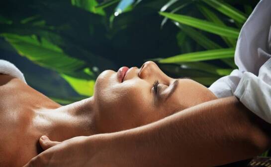 Relaksacyjne właściwości masażu aromatyczną świecą w sercu przyrody