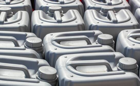 Jakie znaczenie ma dobór materiałów przy projektowaniu plastikowych kanistrów?