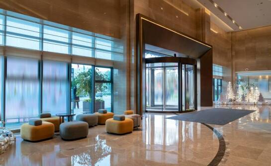 Jakie są korzyści z wyboru dekoracyjnego szkła do aranżacji wnętrz?