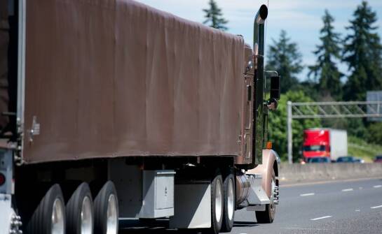 Jakie są zalety użycia zasłon harmonijkowych w ciężarówkach?