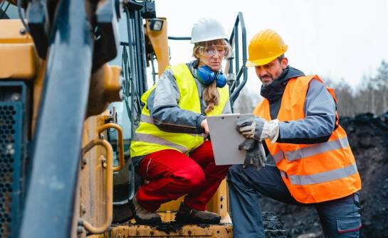 Jakie czynniki należy rozważyć przy wyborze kursu dla operatora koparki?