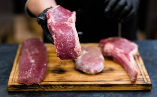 Surowe mięso dla psa i jego wpływ na zdrowie układu pokarmowego.