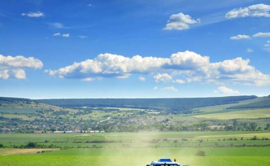 Jakie są najważniejsze techniczne parametry przy wyborze rolniczego opryskiwacza?