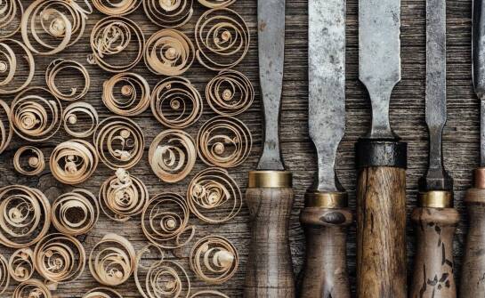 Jak wybrać trwałe złote gałki do szaf w pokoju młodzieżowym?