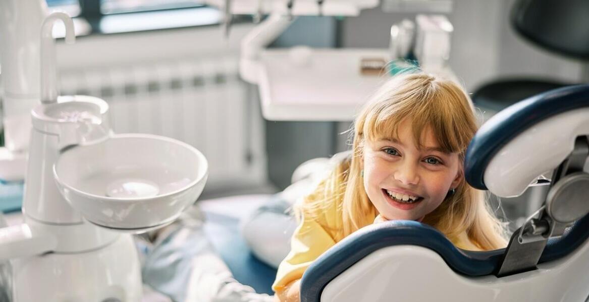 Dlaczego warto regularnie usuwać nazębny kamień u dzieci i młodzieży?