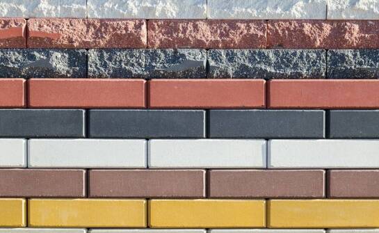 Jak ręcznie formowane cegły mogą podkreślić charakter budynku?