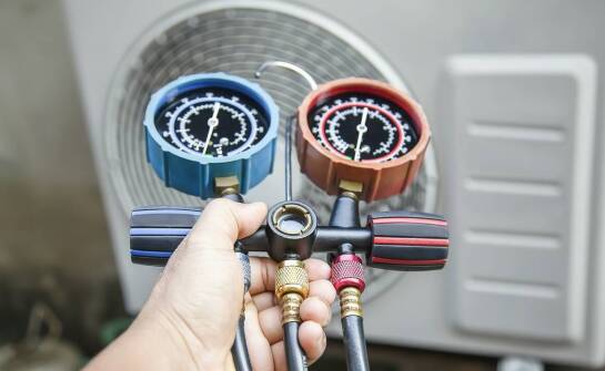 Jakie akcesoria są niezbędne do efektywnej konserwacji klimatyzacji?